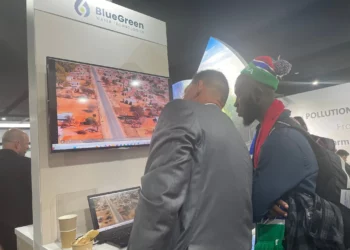 Un visitante aprende sobre las tecnologías de agua BlueGreen en el pabellón israelí en la conferencia climática de la ONU, COP29, celebrada en Bakú, Azerbaiyán, el 14 de noviembre de 2024. (Sue Surkes/Times of Israel