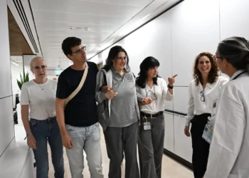 La ex rehén israelí Elizabeth Tsurkov es recibida por familiares y amigos en el Centro Médico Sheba el 10 de septiembre de 2025. (Yuval Yosef/GPO)