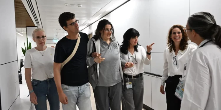 La ex rehén israelí Elizabeth Tsurkov es recibida por familiares y amigos en el Centro Médico Sheba el 10 de septiembre de 2025. (Yuval Yosef/GPO)
