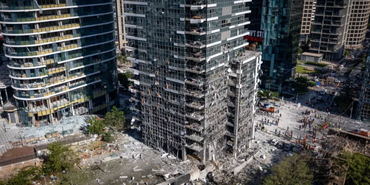 Irán pagó a un israelí para que fotografiara lugar de impacto del misil en Ramat Gan