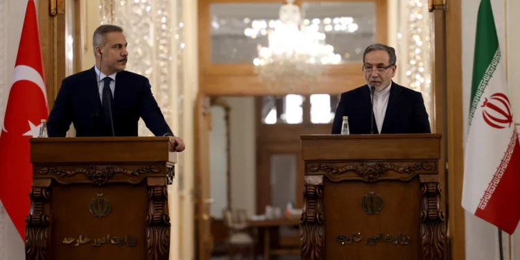 Irán y Turquía acuerdan construir conexión ferroviaria comercial en la antigua Ruta de la Seda