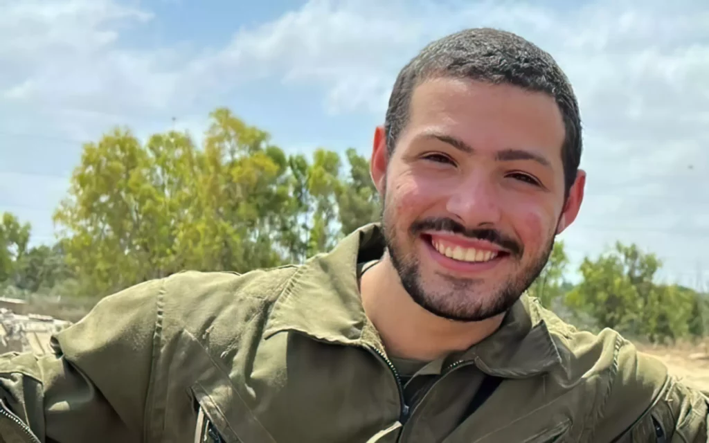 La familia de Itay Chen, asesinado el 7 de octubre y su cuerpo secuestrado en Gaza, se dirige a los manifestantes en una manifestación en la calle Kaplan en Tel Aviv, el 20 de abril de 2024 (Vardit Alon-Korpel / Movimiento de Reforma Prodemocracia)