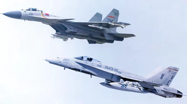 El J-15T de China se enfrenta al F-18E por el dominio naval