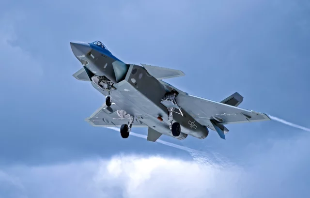 China iguala al F-22: el J-20 desafía la superioridad aérea de EE. UU.