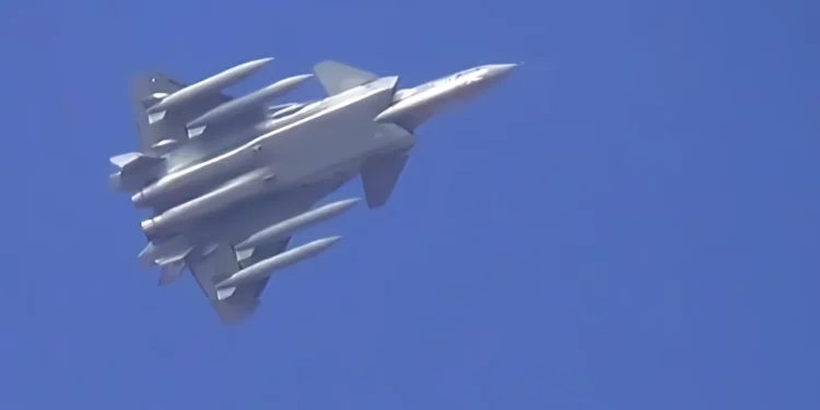 El J-20 chino carga ocho misiles externos en su “modo bestia”