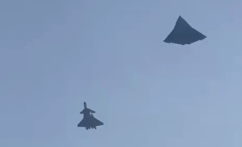 Avión J-36 de sexta generación se une al furtivo J-20 en China