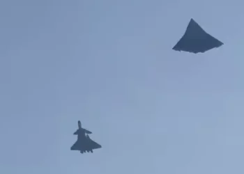 Avión J-36 de sexta generación se une al furtivo J-20 en China