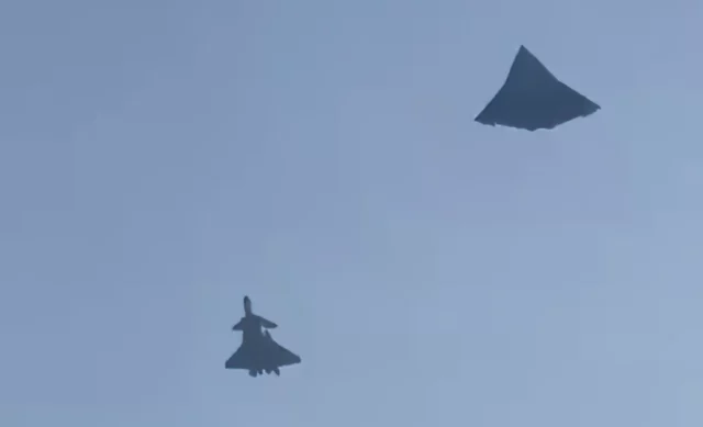 Avión J-36 de sexta generación se une al furtivo J-20 en China