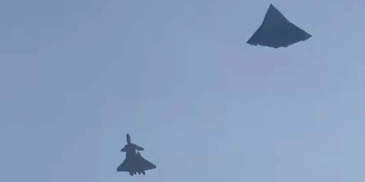 Avión J-36 de sexta generación se une al furtivo J-20 en China