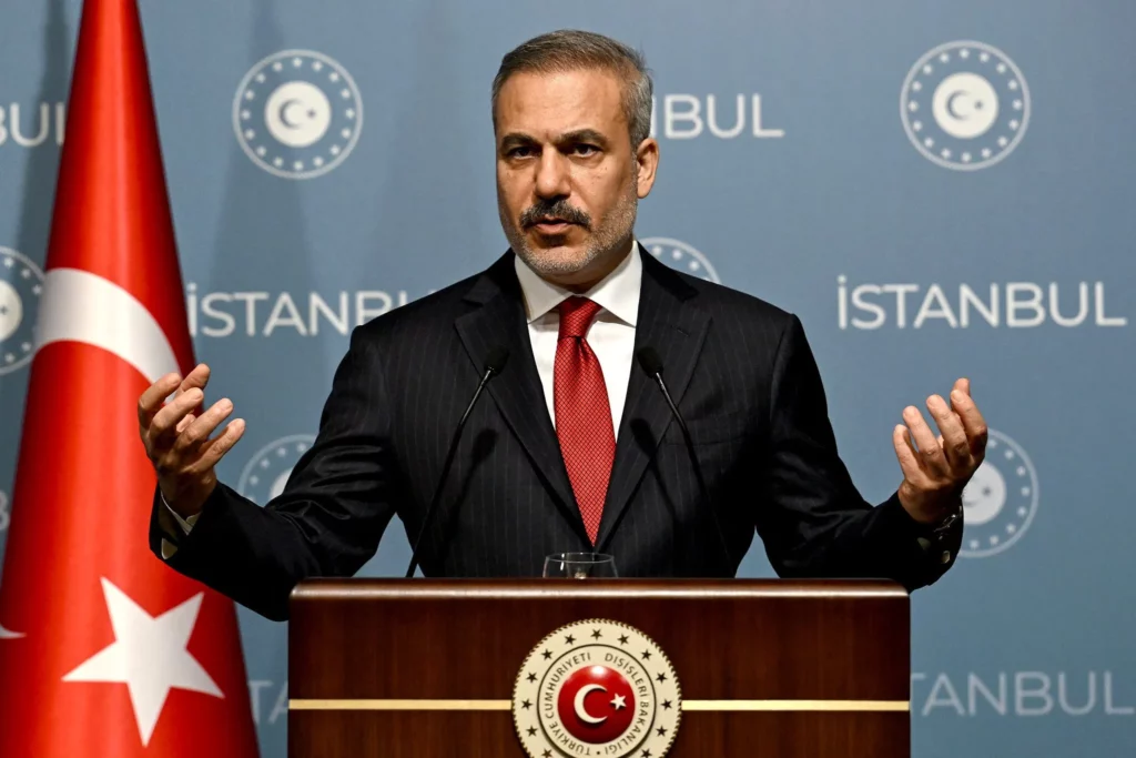 El ministro de Relaciones Exteriores de Turquía, Hakan Fidan, gesticula mientras habla durante una conferencia de prensa después de una reunión con sus homólogos de Arabia Saudita, Qatar, Emiratos Árabes Unidos, Jordania, Pakistán e Indonesia en Estambul el 3 de noviembre de 2025. (Ozan KOSE / AFP)