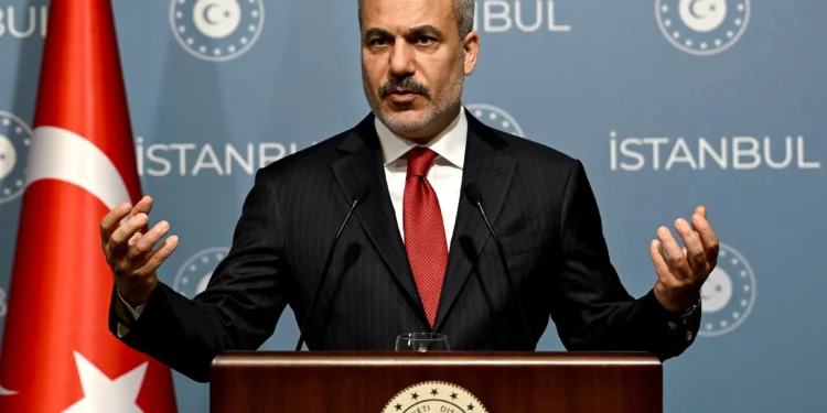 El ministro de Relaciones Exteriores de Turquía, Hakan Fidan, gesticula mientras habla durante una conferencia de prensa después de una reunión con sus homólogos de Arabia Saudita, Qatar, Emiratos Árabes Unidos, Jordania, Pakistán e Indonesia en Estambul el 3 de noviembre de 2025. (Ozan KOSE / AFP)