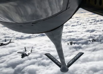 Una pluma de reabastecimiento de combustible del KC-135 Stratotanker sobre los dos F-35A y F-16.