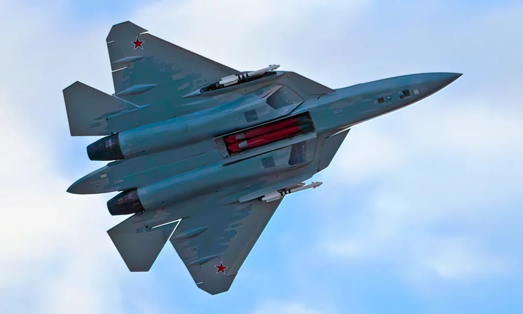 Su-57 muestra dos misiles Kh-58 en bahía delantera durante el vuelo