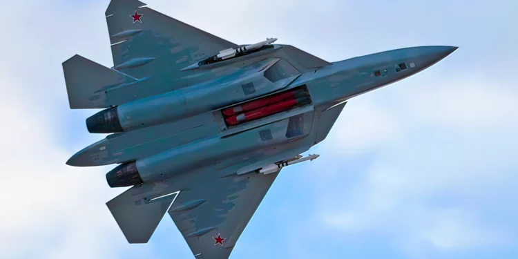 Su-57 muestra dos misiles Kh-58 en bahía delantera durante el vuelo