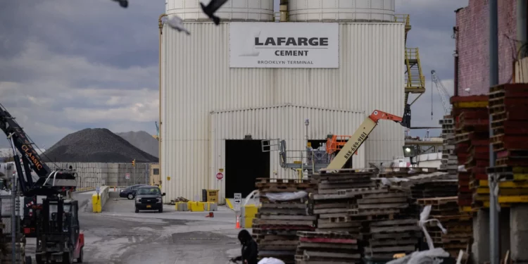 Lafarge enfrenta juicio en Francia por financiar terrorismo en Siria