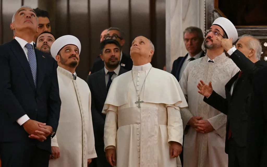 El papa León visita la Mezquita Azul en el segundo día de su viaje a Turquía