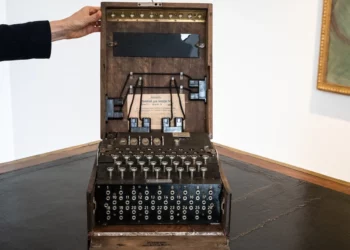 Máquina Enigma nazi operativa vendida en París por 482.600 euros
