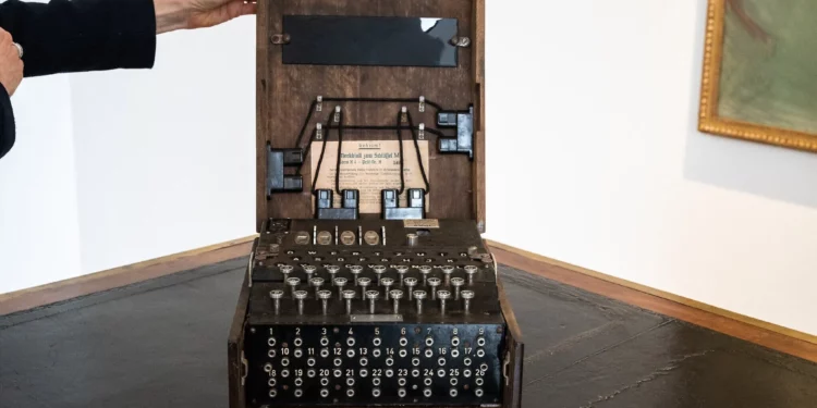 Máquina Enigma nazi operativa vendida en París por 482.600 euros