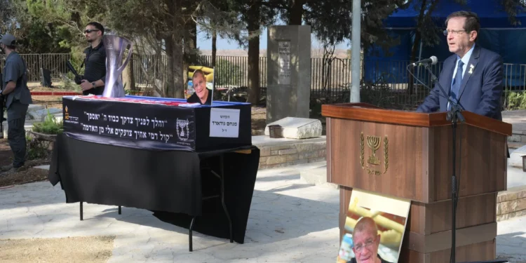 Cientos asisten al funeral de Meny Godard en el Kibutz Be’eri