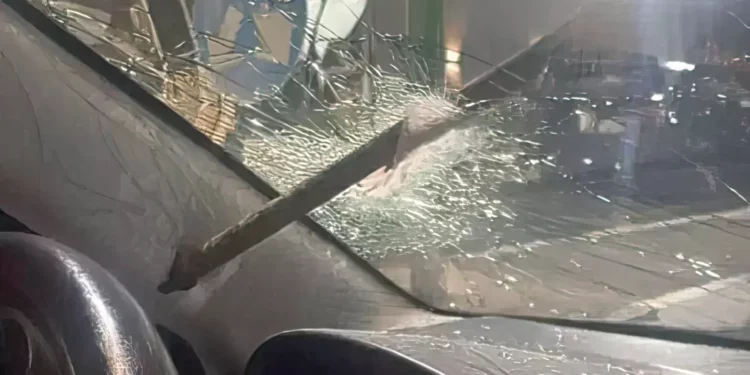 Terrorista lanza barra de hierro contra un coche israelí en Samaria