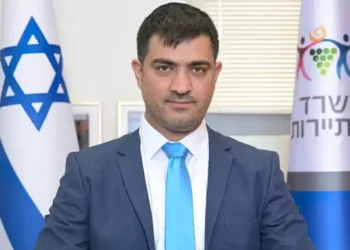 Funcionario israelí estrecha la mano de representante paquistaní