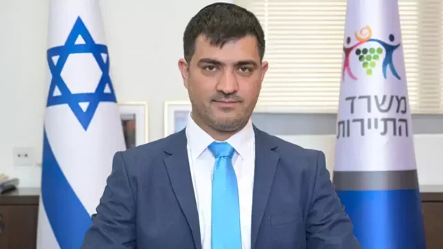 Funcionario israelí estrecha la mano de representante paquistaní