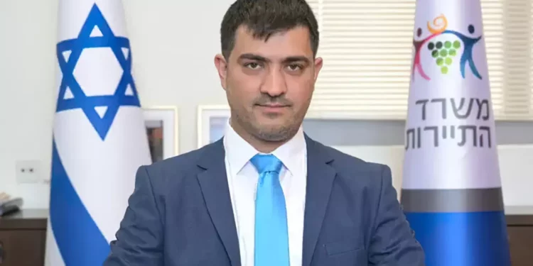 Funcionario israelí estrecha la mano de representante paquistaní