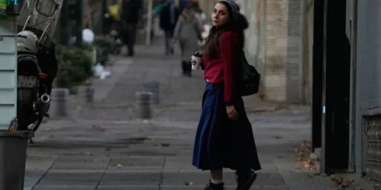 Ante el debilitamiento del régimen iraní: las mujeres de Teherán se sueltan el pelo