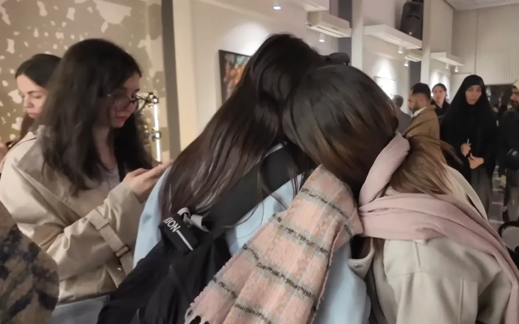 Vídeo “vulgar” de mujeres sin velo en exposición de arte desata polémica en Irán