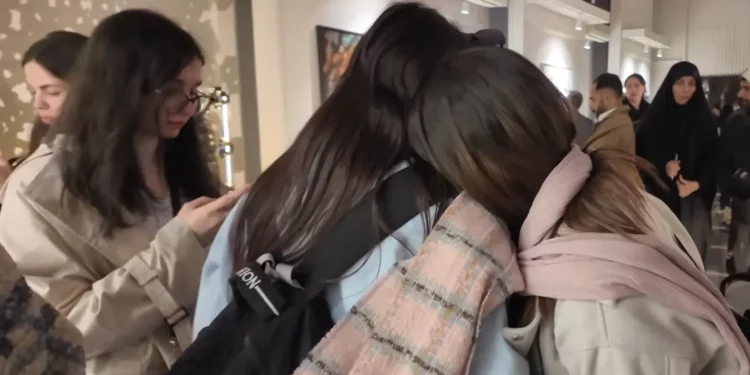Vídeo “vulgar” de mujeres sin velo en exposición de arte desata polémica en Irán