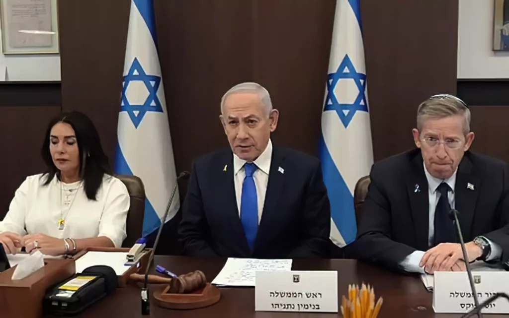 El primer ministro Benjamin Netanyahu (C) dirige una reunión de gabinete en Jerusalén, el 9 de noviembre de 2025. (Captura de pantalla/GPO)