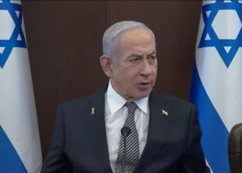 El primer ministro Benjamin Netanyahu habla en la reunión semanal del gabinete en Jerusalén, el 16 de noviembre de 2025. (Captura de pantalla/GPO)