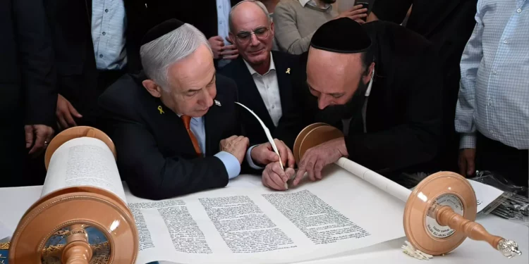 Netanyahu escribe una letra en la Torá en memoria de Moshe Leiter