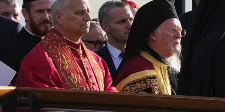 El Papa León se reúne con líderes cristianos de Oriente Medio y condena la violencia religiosa
