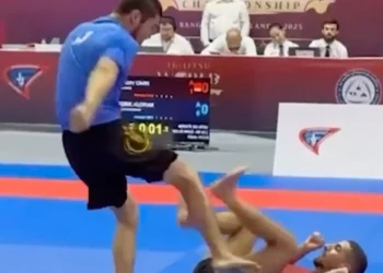 Haviv logra oro mundial tras descalificación de rival kazajo por patada antireglamentaria