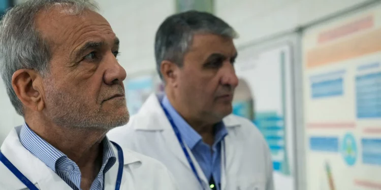 Pezeshkian culpa a su gobierno por la inflación en Irán