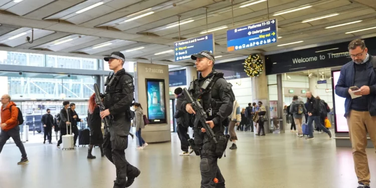 Policía británica acusa a un hombre por ataque de apuñalamiento en tren