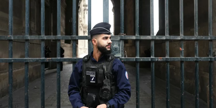 Francia detiene a afgano de 20 años por nexos con Estado Islámico