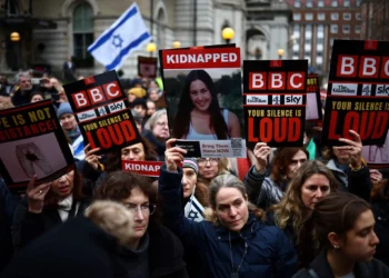 BBC sacudida por escándalo editorial: dimiten su director general y la jefa de informativos