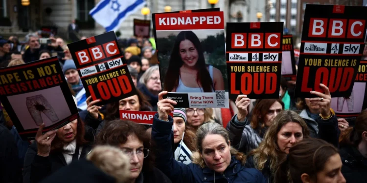 BBC sacudida por escándalo editorial: dimiten su director general y la jefa de informativos