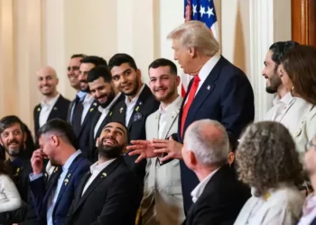 El rehén liberado Segev Kalfon entrega una emotiva carta al presidente Trump