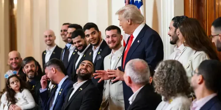 El rehén liberado Segev Kalfon entrega una emotiva carta al presidente Trump