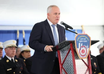 Comisionado judío de bomberos de Nueva York dimite por críticas de Mamdani a Israel