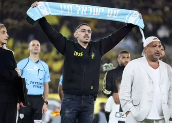 Braslavski celebra su regreso al estadio de Beitar Jerusalén tras su cautiverio