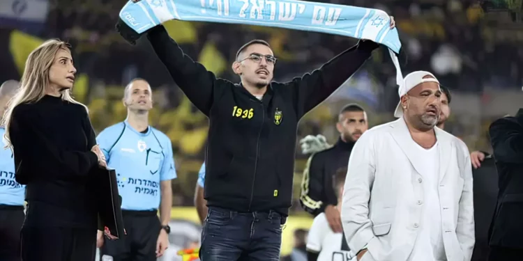 Braslavski celebra su regreso al estadio de Beitar Jerusalén tras su cautiverio