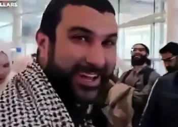 Comentarista británico que elogió la “victoria” del 7 de octubre aterriza en Londres tras la deportación de EE. UU.