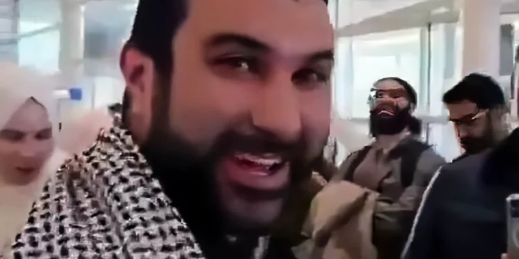 Comentarista británico que elogió la “victoria” del 7 de octubre aterriza en Londres tras la deportación de EE. UU.