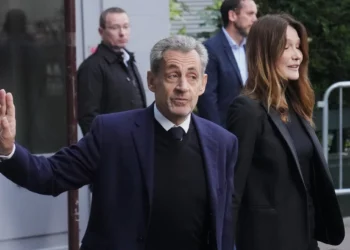 Tribunal de París decidirá si Sarkozy sale libre bajo control judicial