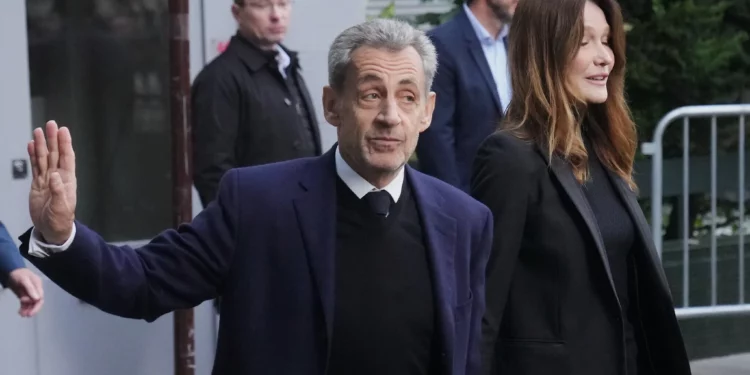 Tribunal de París decidirá si Sarkozy sale libre bajo control judicial