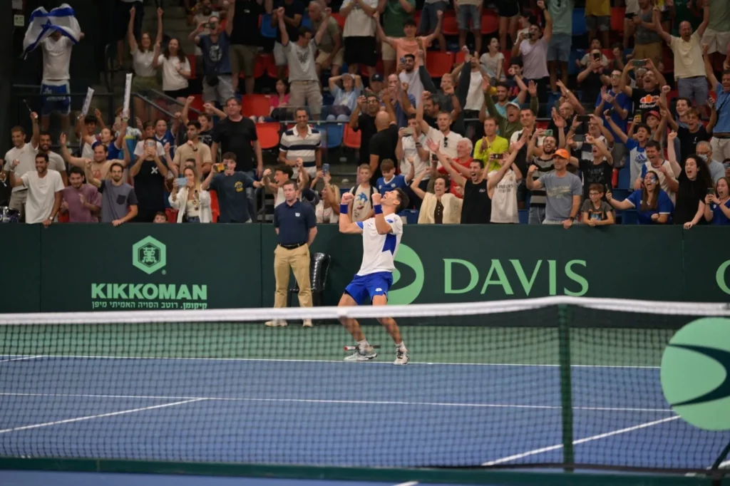 La selección nacional de tenis de Israel celebra tras derrotar a Japón en la Copa Davis, en Tel Aviv, el 17 de septiembre de 2023. (Asociación Israelí de Tenis) 